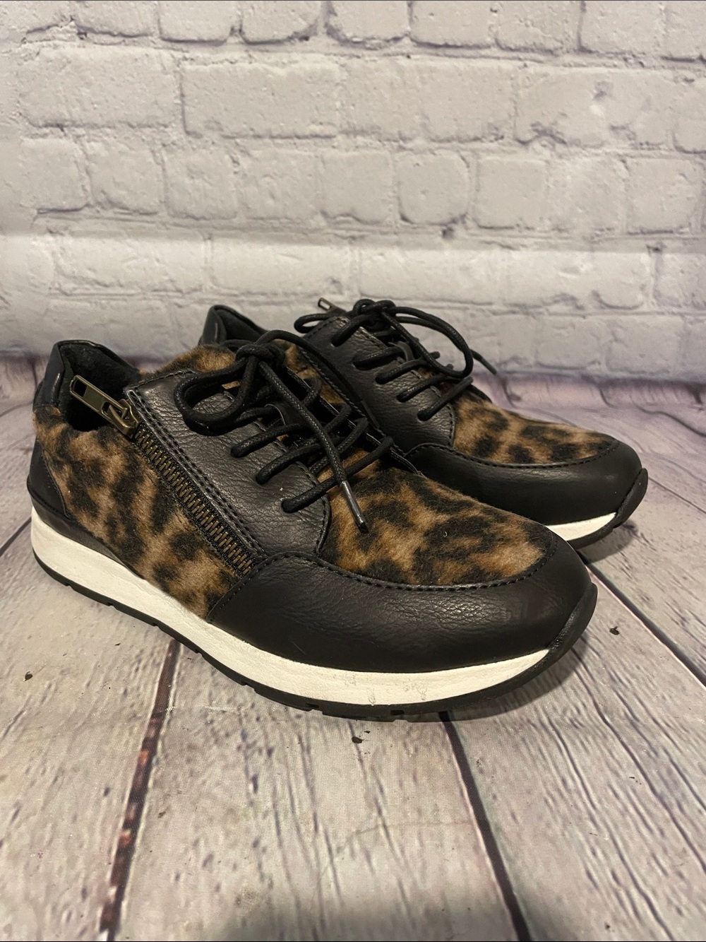 b.o.c. Leopard Accent Lace-Up Sneakers in Black and Brown • Sz 6M